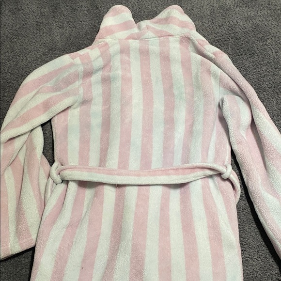 VS Robe - Picture 5 of 5